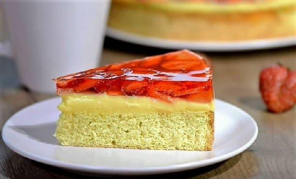Пирог со свежей клубникой – простые и вкусные рецепты