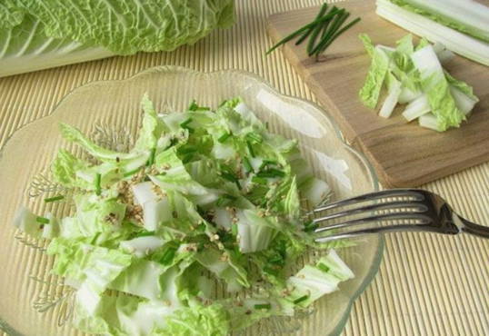 Салат с пекинской капустой, ветчиной и сухариками