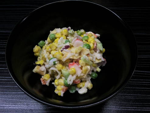 Крабовый салат с рисом и огурцом