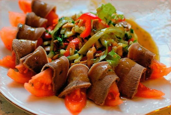 Салат с языком, грибами и болгарским перцем