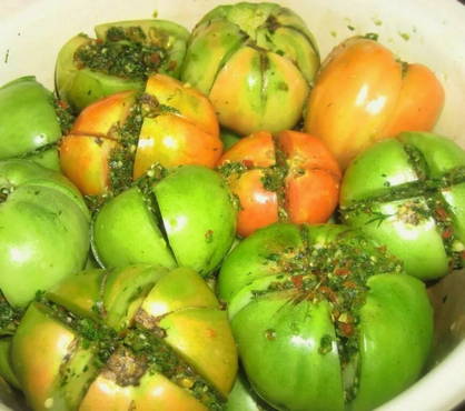 Зеленые помидоры маринованные с петрушкой и чесноком