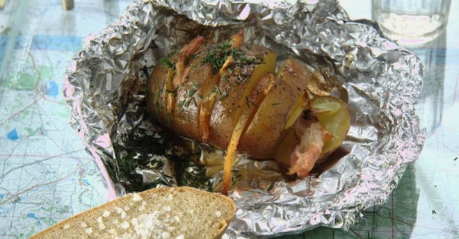 Картошка в фольге с салом на мангале