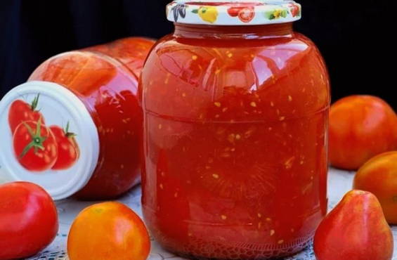 Помидоры в томатном соке с луком