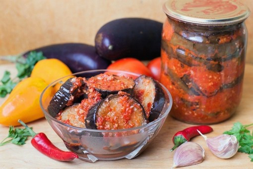 Салат из жареных баклажанов, болгарского перца и помидоров на зиму