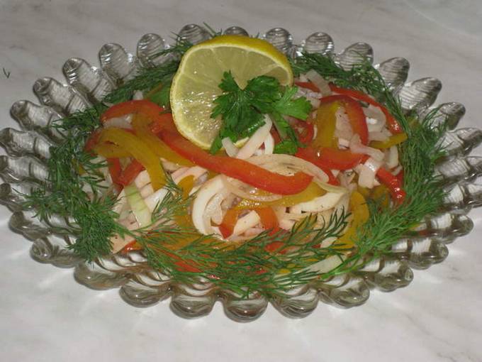 Салат с кальмарами и маринованным луком