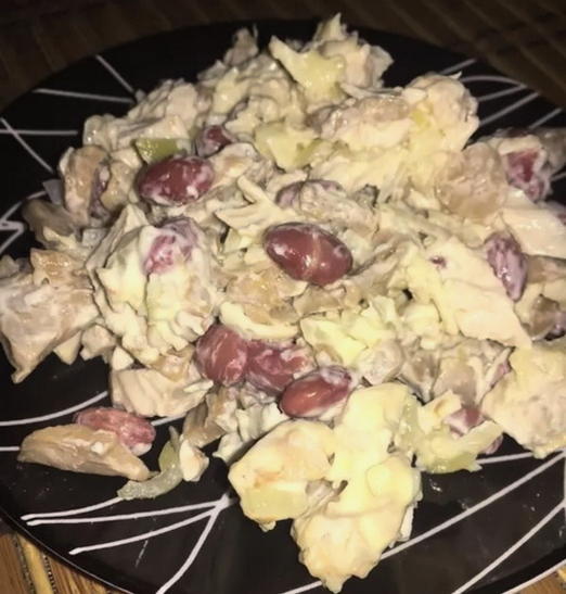 Салат с курицей, грибами и красной фасолью