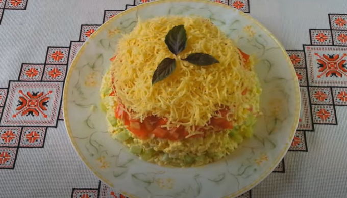 Салат с крабовыми палочками, огурцом, помидорами и сыром