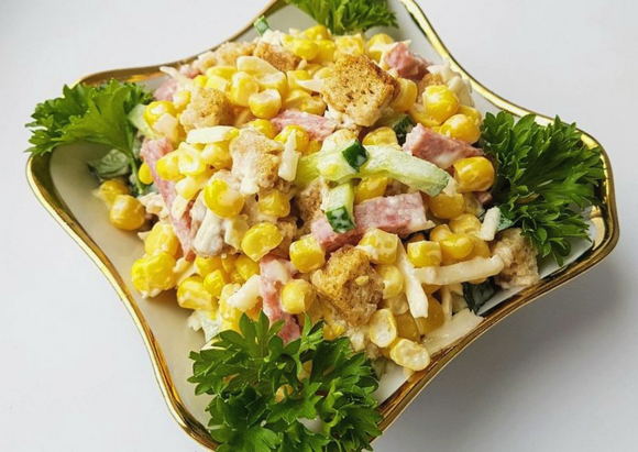 Крабовый салат с кукурузой, колбасой и сухариками