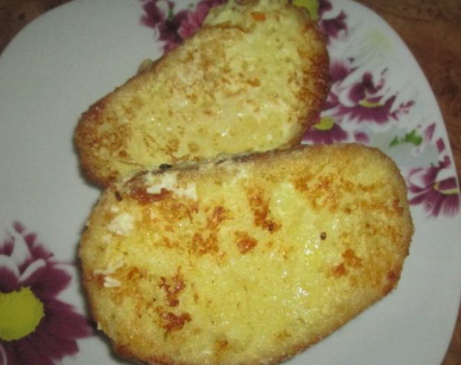 Гренки из белого хлеба с яйцом и сыром на сковороде