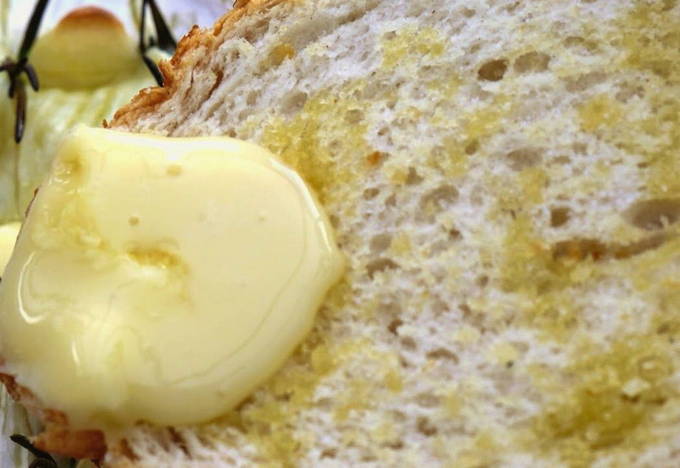 Камамбер с хлебом и чесноком в духовке