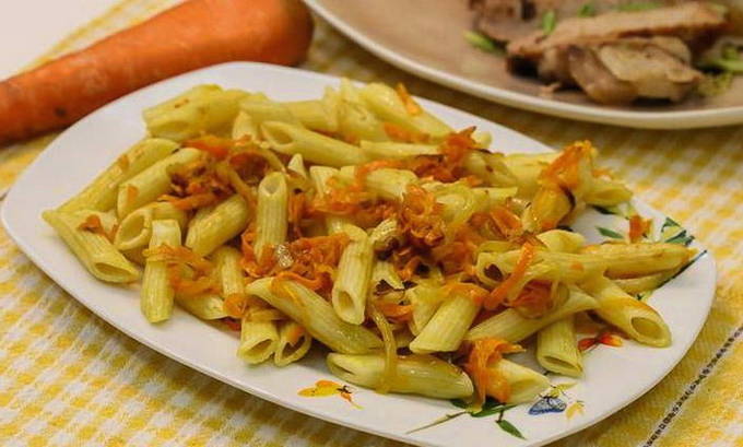 Макароны с луком и морковью на сковороде