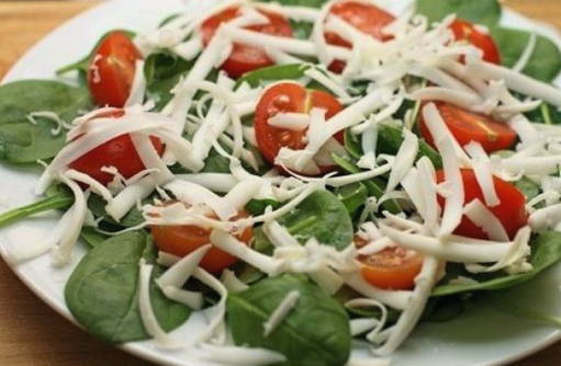 Салат со шпинатом, помидорами и сыром