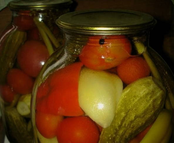Ассорти из огурцов, помидоров и кабачков на зиму