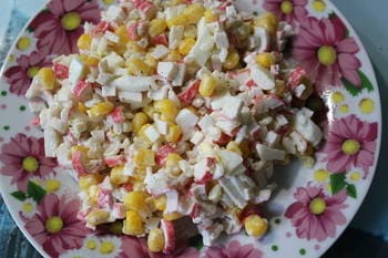 Классический салат с крабовыми палочками и кукурузой