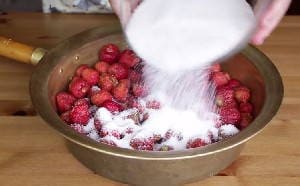 Варенье из клубники с целыми ягодами на зиму
