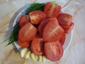 Маринованные помидоры с чесноком внутри на зиму