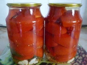 Маринованные помидоры с чесноком внутри на зиму