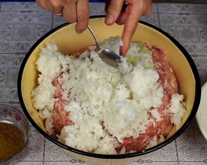 Перец фаршированный мясом и рисом в кастрюле