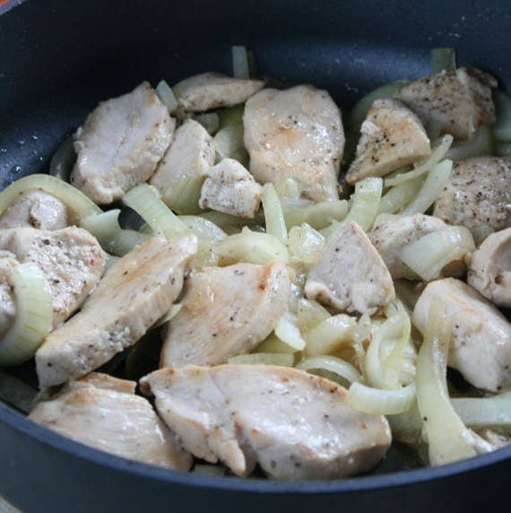 Тушеная капуста с курицей – доступное и бюджетное блюдо: рецепт с фото