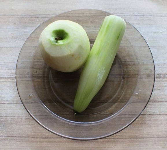 Салат с креветками и яблоком