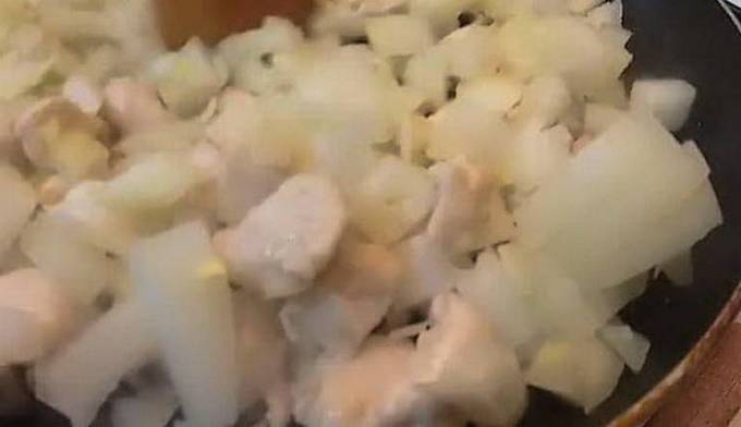 Жульен с курицей, грибами, сливками и сыром на сковороде