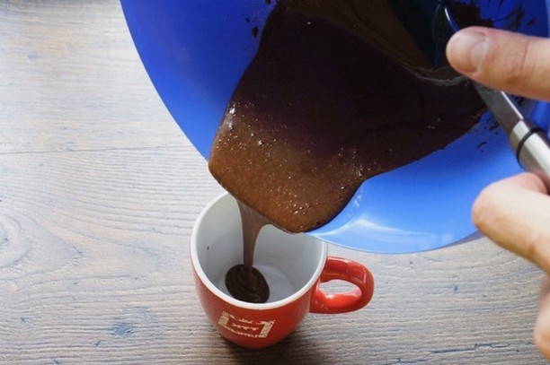 Шоколадный кекс в микроволновке в чашке