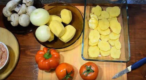 Картофельная запеканка с грибами и помидорами