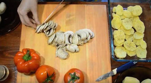 Картофельная запеканка с грибами и помидорами