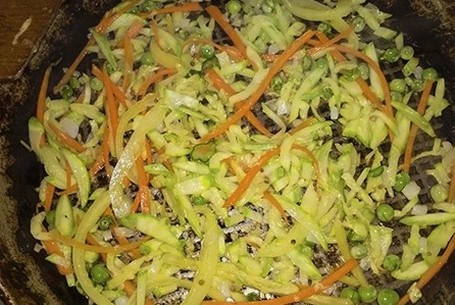 Фунчоза с овощами в соевом соусе на сковороде