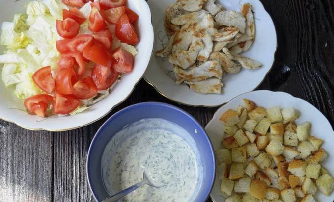 Греческий салат с курицей и пекинской капустой