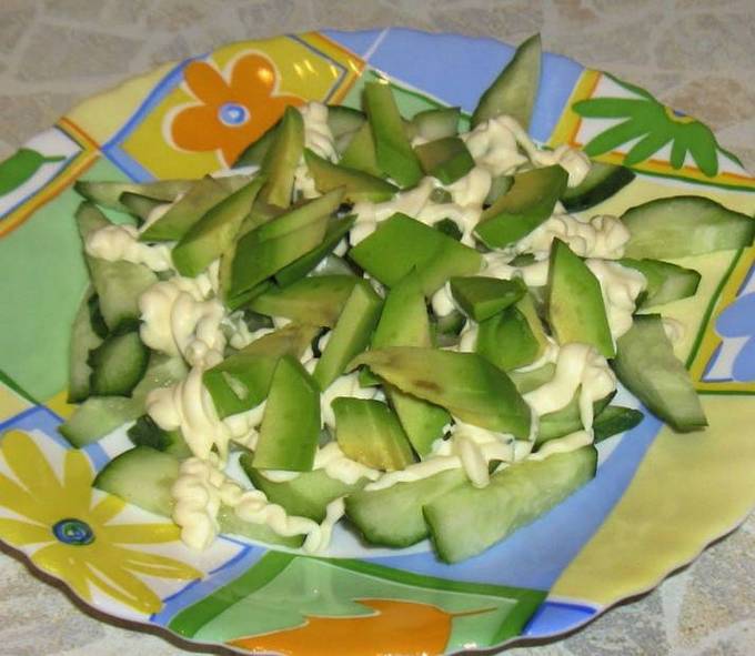 Салат с авокадо, огурцом и яйцом