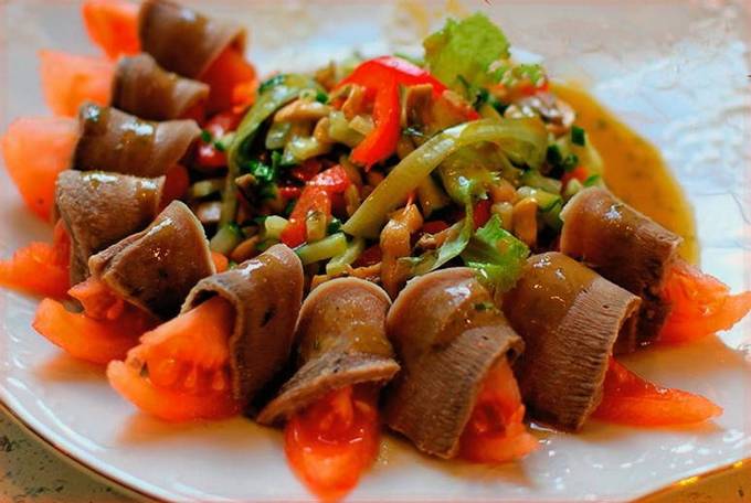 Салат с языком, грибами и болгарским перцем