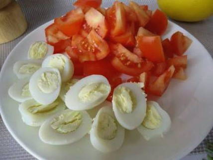 Салат с креветками, авокадо, яйцом и помидорами