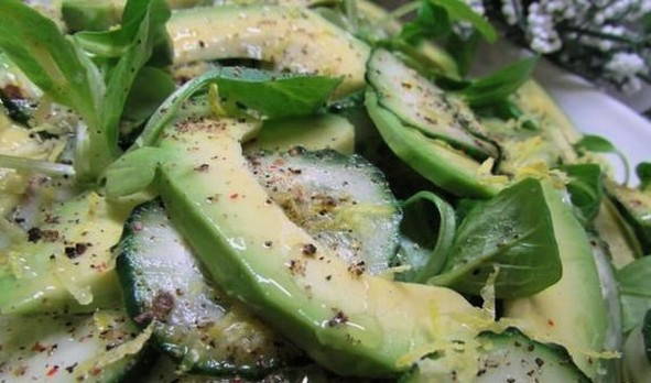 Салат с авокадо и зеленью