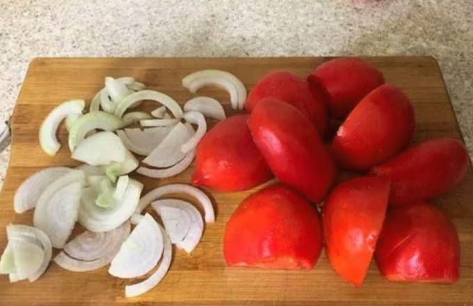 Салат из красных помидоров на зиму