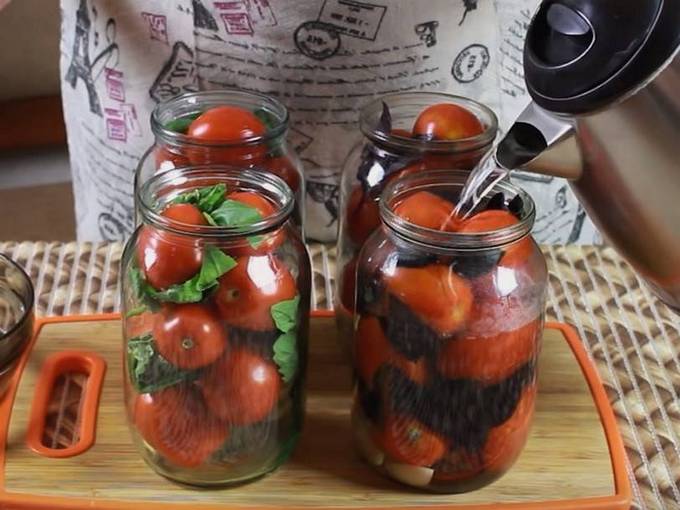 Консервированные помидоры с базиликом
