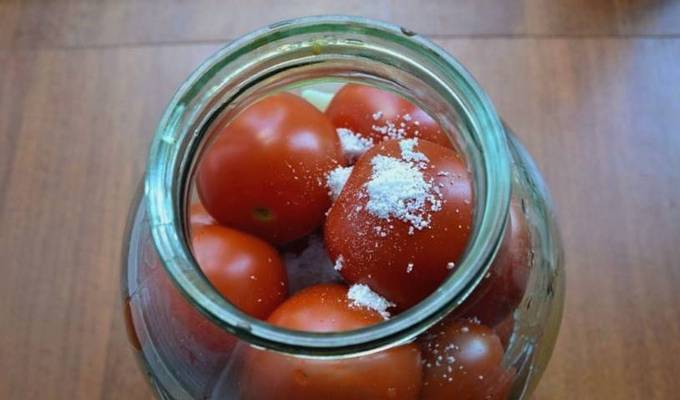 Консервированные помидоры в 2 литровых банках