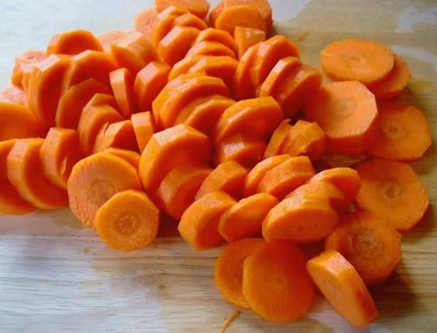 Зеленые помидоры с чесноком и морковью на зиму
