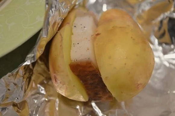 Картошка в фольге с салом на мангале