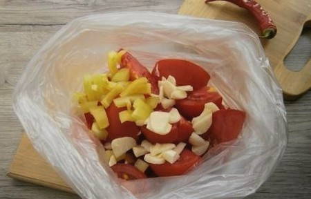 Малосольные помидоры дольками в пакете