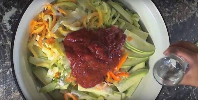 Салат из кабачков Тещин язык с томатной пастой