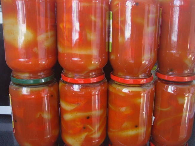 Перец кусочками в томатном соке