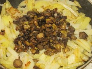 Жареная картошка с маслятами на сковороде