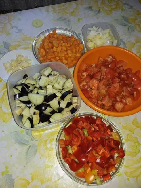 Салат из баклажанов, перца, помидоров и лука на зиму