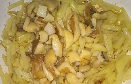 Жареные маслята с картошкой и луком