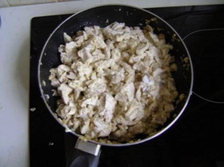 Жульен с курицей и грибами, сыром и сливками на сковороде