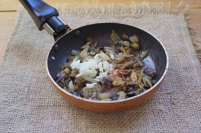 Жульен с курицей, грибами, сыром и сметаной на сковороде