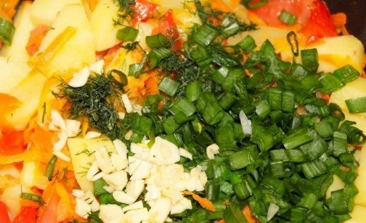 Овощное рагу с кабачками, капустой и картошкой в кастрюле