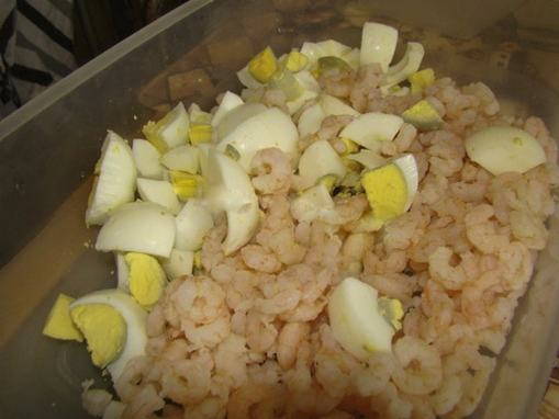 Салат с креветками, кальмарами и кукурузой