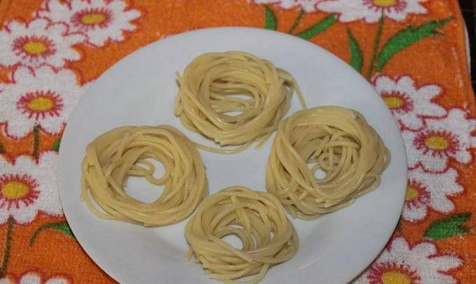 Гнезда из спагетти с фаршем в духовке